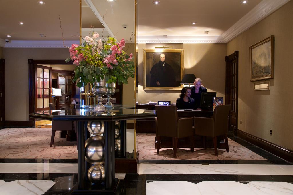 더 체스터 그로스브너 호텔 외부 사진 The Concierge Desk at the Dorchester