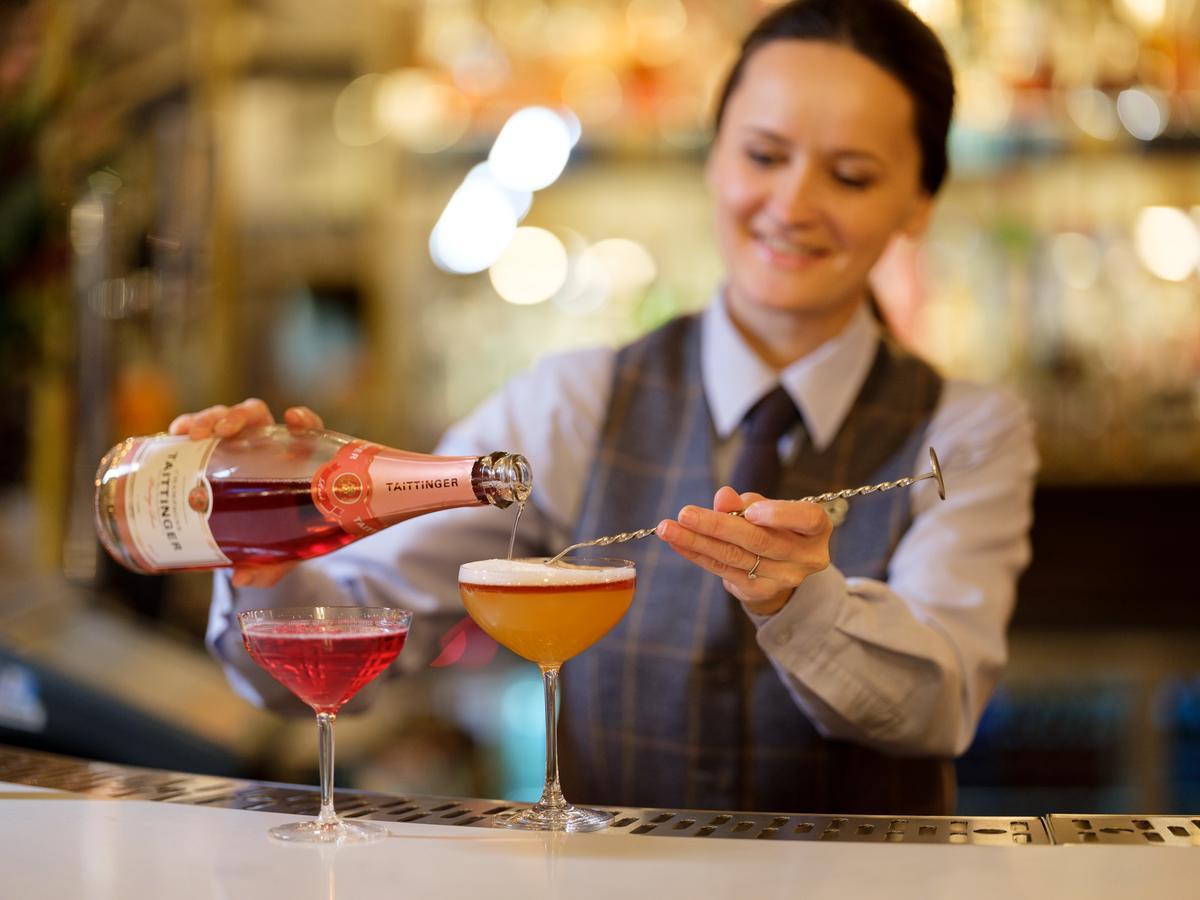 더 체스터 그로스브너 호텔 외부 사진 A bartender at work